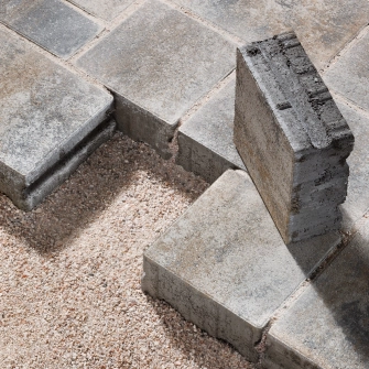 2. Generation: drainSTON | Gefügedichter Pflasterstein mit zweischichtiger Filterfuge und seitlichem Kanalsystem.