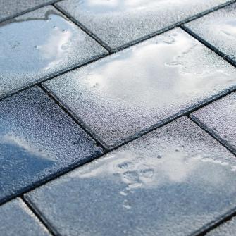 3. Generation: geoSTON mit erster abZ | Bauart erhält eine bauaufsichtliche Zulassung (abZ) des DIBt. Eignungsnachweis für Belag bestehend aus Pflasterstein, Bettungs- und Fugenmaterial.