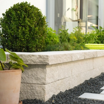 Gartenmauer mit Begrünung vor einem Hauseingang