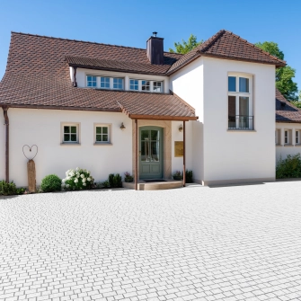 Haus mit großen Vorplatz im ländlichen Stil