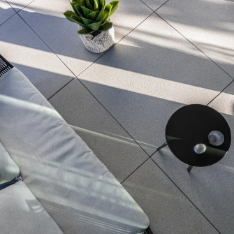 Terrasse mit großen modernen Betonplatten in Grau-Uni