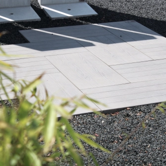 Helle Terrassenplatten mit Holzoptik verlegt auf einem fachgerechten Untergrund.
