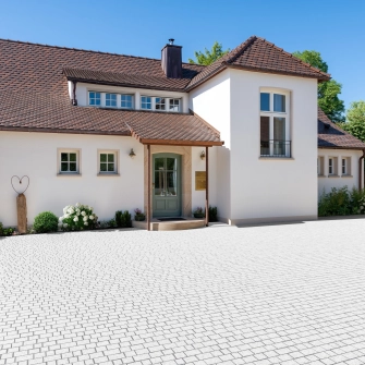 Haus mit großen Vorplatz im ländlichen Stil
