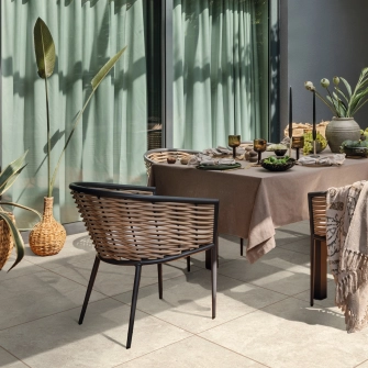 GDM.LIVA Twice Keramik verbund platte für die Terrasse verbaut auf einer modernen sonnigen Terrasse