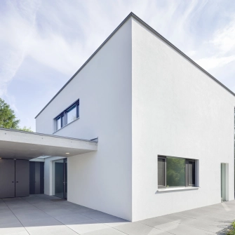 minimalistischen Haus mit klaren Linien und Carport