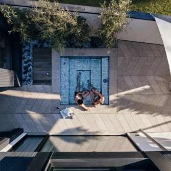 Vogelperspektive auf eine Pool-Terrasse, die mit GDM.AWA tile ausgestattet ist.