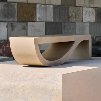 Die Cove Sitzbank auf einem grauen Betonpodest