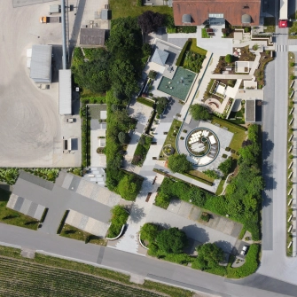 Luftbild einer Ausstellungsfläche für Betonprodukte mit Begrünung 