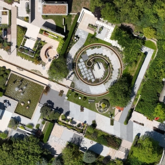 Luftbild einer Ausstellungsfläche für Betonprodukte mit Begrünung 