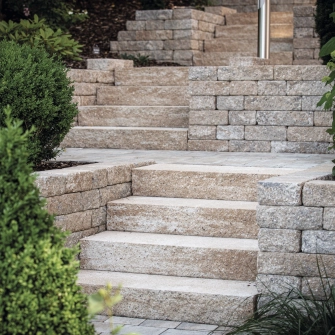 Steintreppe mit angrenzenden Stützwänden und in einem Garten