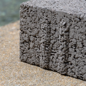 1. Generation: geoSTON | Einschichtiger haufwerksporiger Pflasterstein. Niederschagswasser kann vollständig versickern.