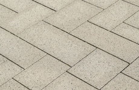 Nahaufnahme einer gepflasterten Fläche mit basalt- und granitfarbenem GDM.SCENIC individual.