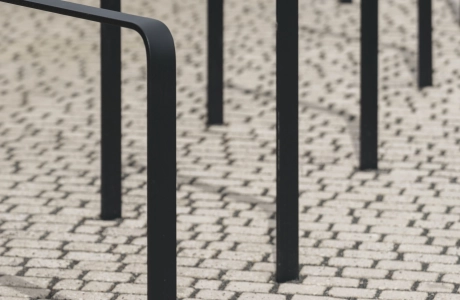 Fahrradbügel vor der RekoSUN Stadtentwässerung Nürnberg auf einer Fläche aus GDM.ACENTRO stone in Granit Perlmutt-Gelb.