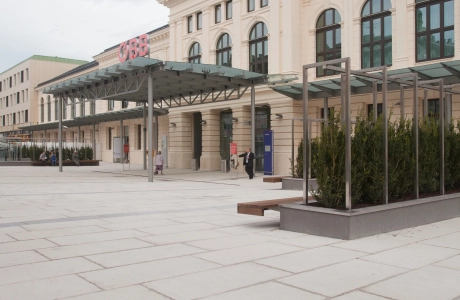 eingang vorplatz bahnhof