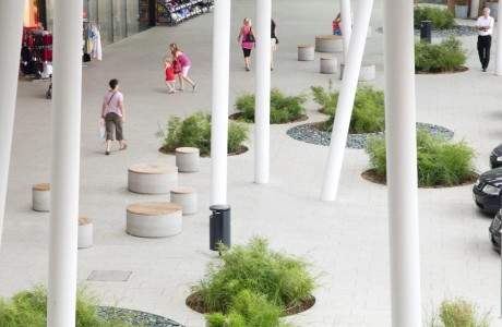 einkaufszentrum plaza bepflanzt modern