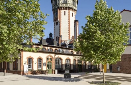 Marktplatz Beelitz-Heilstätten mit historischem Wasserturm und großzügiger Platzfläche GDM.NUEVA stone Pflastersteinen in der Farbe Sandstein-Uni.