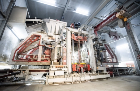 Blick auf Betonstein-Maschine in einer Produktionshalle