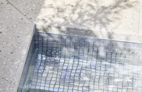 Pooleinfassung aus Beton in sand-grau