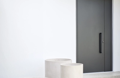 Formschönen Pflanzgefäße der planter-Kollektion in verschiedenen Formaten und Dimensionen in der Farbe sand