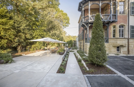 Neu gestaltete Veranstaltungsfläche der Villa Markgraf mit großformatigen GDM.MASSIMO-Betonplatten und historischem Gebäudebestand.