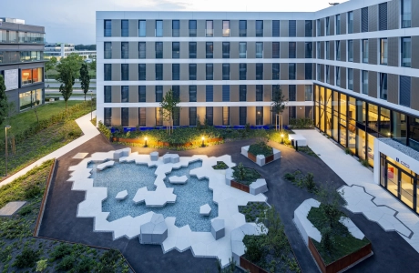 hotelhaus innenhof architektonisch bepflanzt