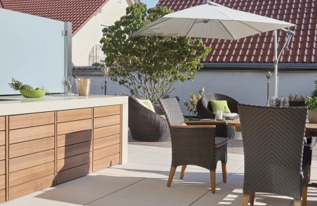 Outdoorküche auf einer Terrasse in der Farbe Sandstein