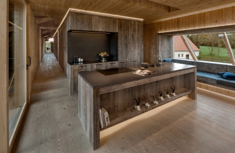 Küche im einer holzverkleideten Wohnung mit Betonarbeitsplatte