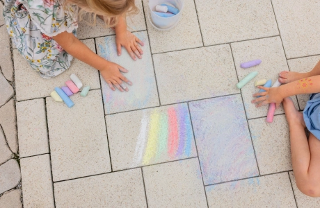 Kinder bemalen mit Kreide Pflaster/ Einfahrt von Godelmann 