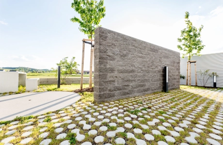 GDM.NOVO wallfreistehende Gartenmauer als Sichtschutz aus Betonsteinen aus Schiefer mit begrünten, ökologischen Rasensteinen.<br>