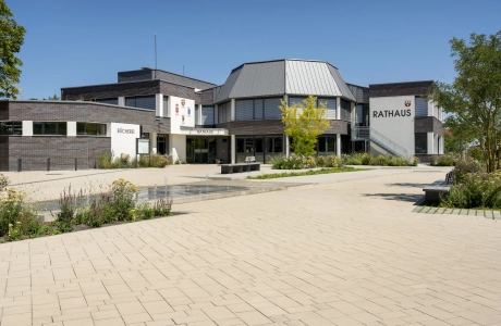 Rathaus mit Grünfläche davor und ansprechender Platzgestaltung