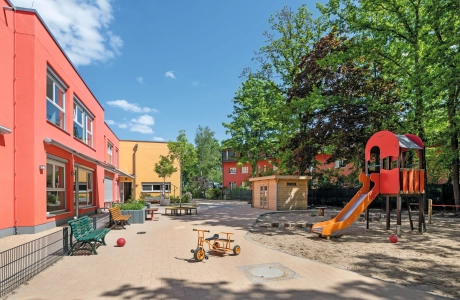 kindertagesstätte spielplatz bepflanzt