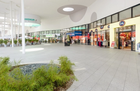 einkaufszentrum plaza bepflanzt modern