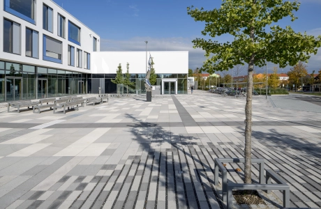 campus schule bepflanzt modern