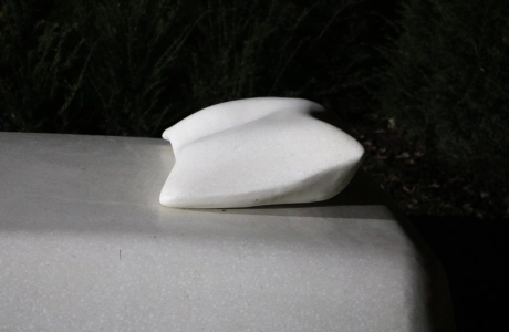 Skulptur aus Architekturbeton in Form eines Bettes mit Kopfkissen