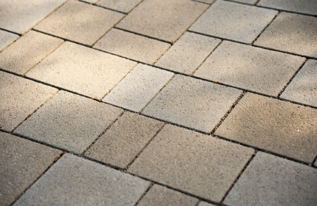 Ein gepflasterter Bereich, bestehend aus klimapositiven Betonsteinen, welcher im wilden Verband verlegt wurde. Der ökologische Flächenbelag hat eine edelstahlkugelgestrahlte, beige und kalkgraue Oberfläche 