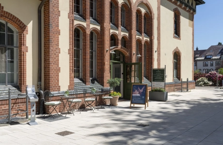 Marktplatz Beelitz-Heilstätten mit historischen Backsteingebäuden und großzügiger Platzfläche GDM.NUEVA stone Pflastersteinen in der Farbe Sandstein-Uni.