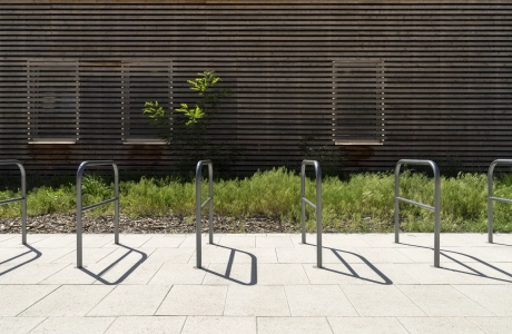 Fahrradstellplatz am Marktplatz Beelitz-Heilstätten mit modernen Fahrradbügeln auf einer Fläche GDM.NUEVA stone Pflastersteinen in der Farbe Sandstein-Uni.