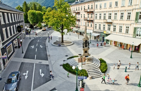 brunnen platz bepflanzt naturell