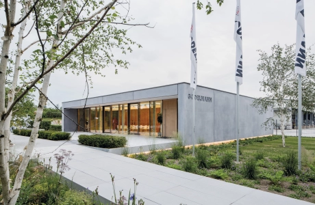 Modernes Bürogebäude am GODELMANN Standort in Maitenbeth - eingebettet in den modern gestalteten Ideen-Garten.
