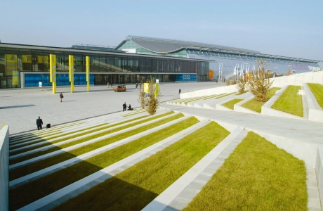 messe zentrum platz treppen begrünt