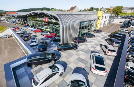 autohaus parkplatz modern