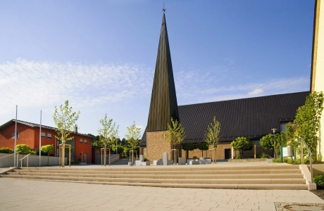 kirche platz treppe bepflanzt