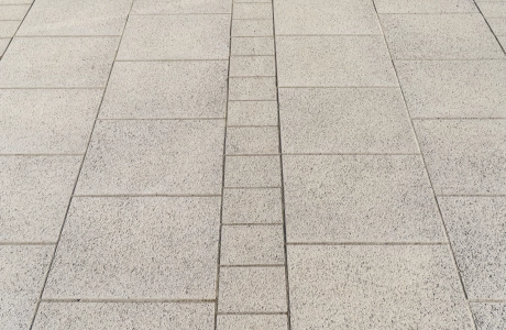 Detailansicht der Platzfläche am Marktplatz Beelitz-Heilstätten mit GDM.NUEVA stone in der Farbe Sandstein-Uni.