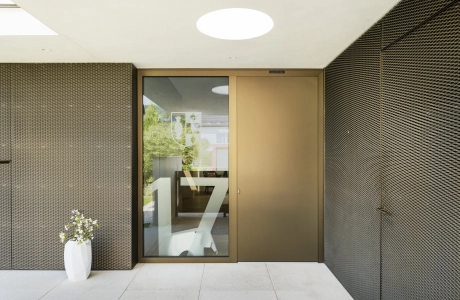 Private modern entrance area with sandstone-colored paving