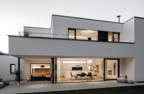 villa terrasse bepflanzt modern