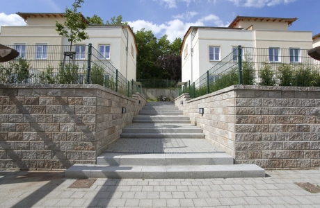 außenanlage treppe bepflanzt