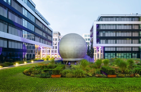 innenhof technologiezentrum bepflanzt