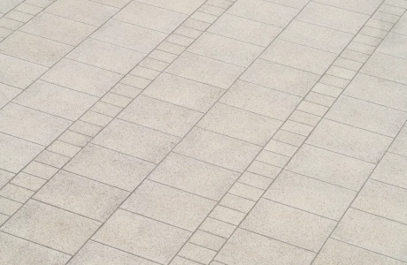 Detailansicht der Platzfläche am Marktplatz Beelitz-Heilstätten mit GDM.NUEVA stone in der Farbe Sandstein-Uni.