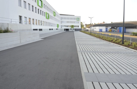 dienstleistungszentrum parkplatz modern