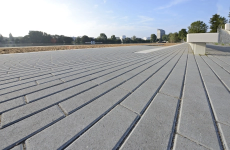 stausee stadt strand bepflanzt